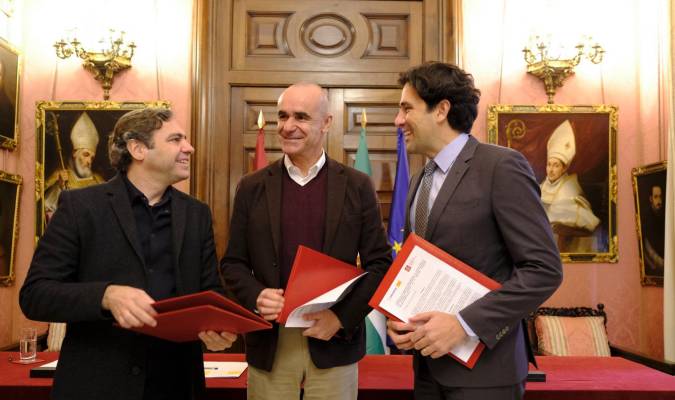 Momento de la firma del acuerdo, esta mañana en el Ayuntamiento de Sevilla. Foto: El Correo.