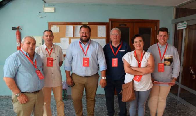 El nuevo alcalde de Brenes, Jorge Barrera (en el centro), con militantes socialistas, en la jornada electoral del 26 de mayo. / El Correo