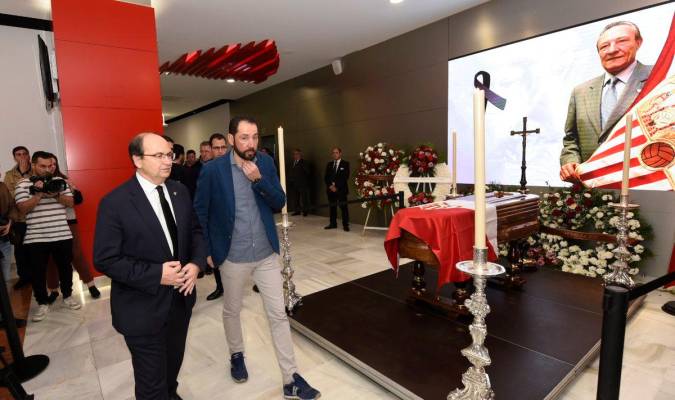 El presidente del Sevilla y su entrenador, José Castro y Victor Machín, visitan la capilla ardiente de Roberto Alés. / Sevilla Fútbol Club