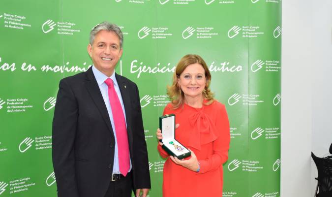 El presidente del Colegio de Fisioterapeutas, Juan Manuel Nieblas; y la consejera Marina Álvarez, con la Medalla de Honor. Foto: El Correo.