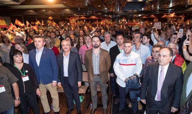 El presidente de Vox, Santiago Abascal, y el fundador del partido, José Antonio Ortega Lara, entre otros, en el acto en Murcia. /EFE
