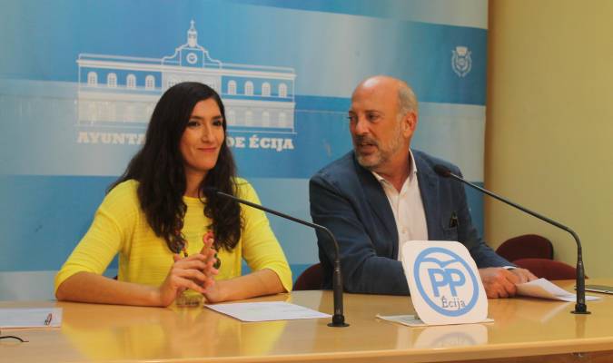 Heredia con el anterior cabeza de lista y único alcalde del PP en Écija hasta el momento, Ricardo Gil-Toresano. Foto: M.R.