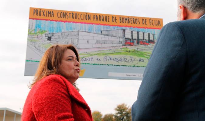 Argota atendiendo las explicaciones del arquitecto y delante del cartel que anuncia las obras. / El Correo