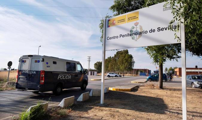 El furgón que lleva a los miembros de “La Manada” llega al Centro Penitenciario Sevilla 1, en el término municipal de Mairena del Alcor, donde han ingresado esta tarde. / EFE