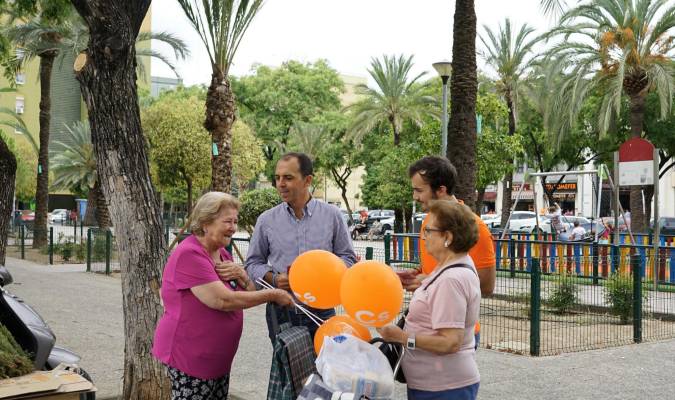Los representantes de Ciudadanos en una reciente visita al barrio de Pino Montano. Foto: El Correo.