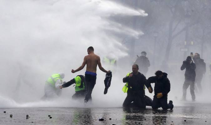 Los ‘chalecos amarillos’ se enfrentan con la Policía parisina