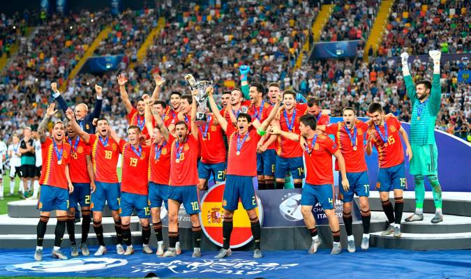La selección española sub-21 levantando el trofeo. / EFE
