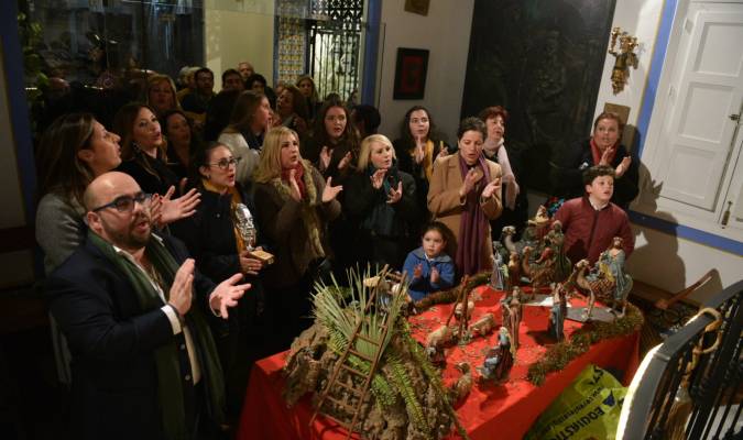 Los miembros del coro del Rocío del Cerro del Águila dedicaron un villancico a la Virgen del Rocío de la capilla del Cortijo Gota de Leche. Foto: Jesús Barrera.