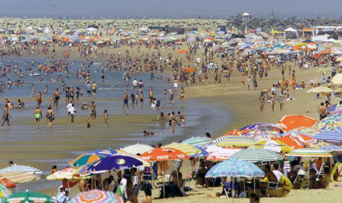 Andalucía lucirá 79 'Banderas azules' en playas este verano, 18 menos que el pasado año