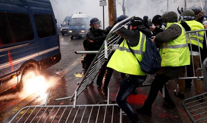 Los ‘chalecos amarillos’ se enfrentan con la Policía parisina
