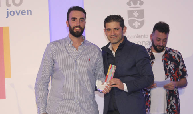 Mario Cangueiro recibe el premio al Emprendimiento de manos del concejal de comercio, Rafael Reyes. / El Correo