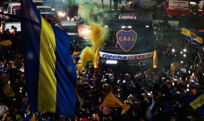 El bus que transporta a los jugadores es recibido por los afinicionados en el denominado “banderazo”. / Juan Ignacio Roncoroni