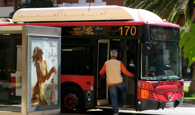 Conductores de Tussam se quejan de las paradas de buses turísticos