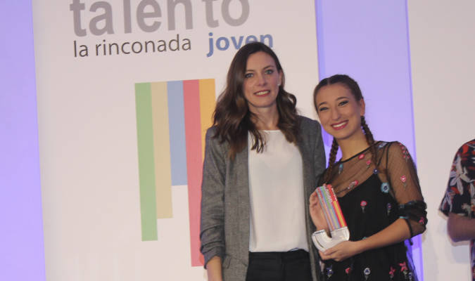 Julia López, Mención especial en el ámbito musical, que recibió el premio de manos de Mercedes Bueno, concejal de juventud. / El Correo