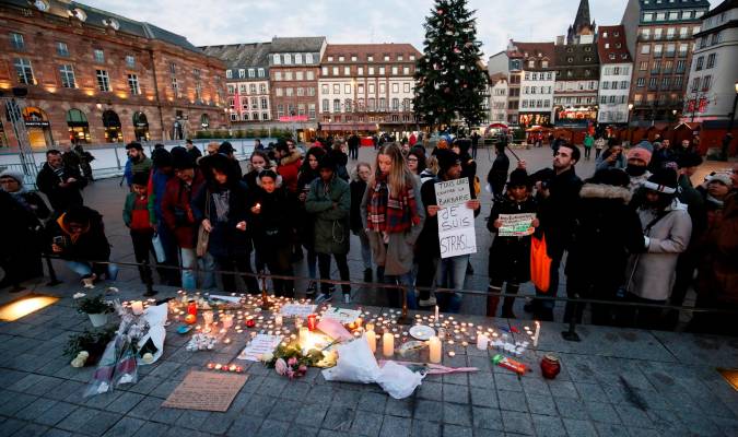 Ciudadanos encienden velas y escriben mensajes este miércoles en el lugar donde falleció una de las víctimas en el atentado en Estrasburgo (Francia) / EFE
