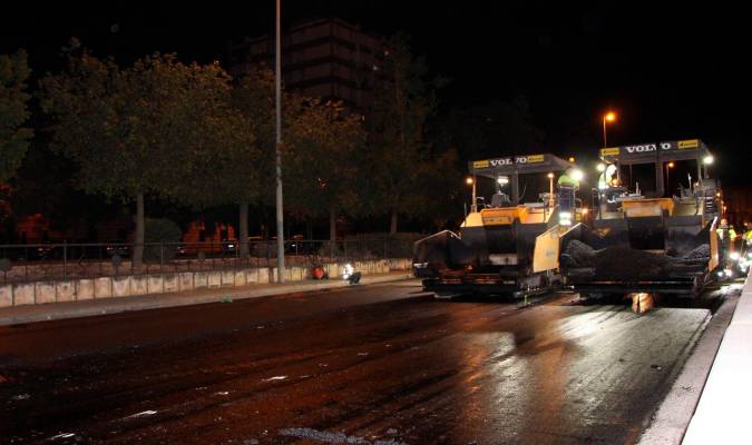 Imagen de las máquinas asfaltando la RUN. / El Correo