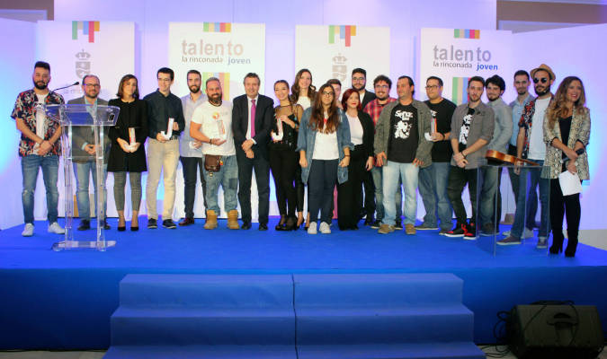 El alcalde de La Rinconada, Javier Fernández, acompañado por los premiados en la gala Talento Joven. / El Correo
