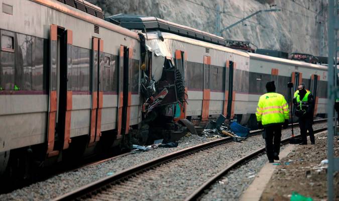 Un muerto y cuatro heridos graves en el choque de dos trenes en Barcelona