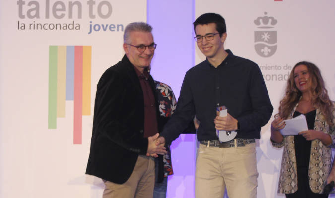 Iván Rodríguez, premio al Mejor Expediente, con Antonio Martín, concejal de educación. / El Correo