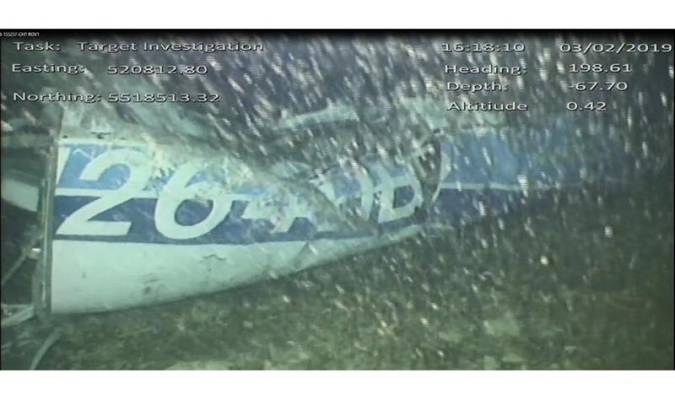Imagen que muestra los restos del avión N264DB en el que viajaba Emiliano Sala. EFE/ AAIB