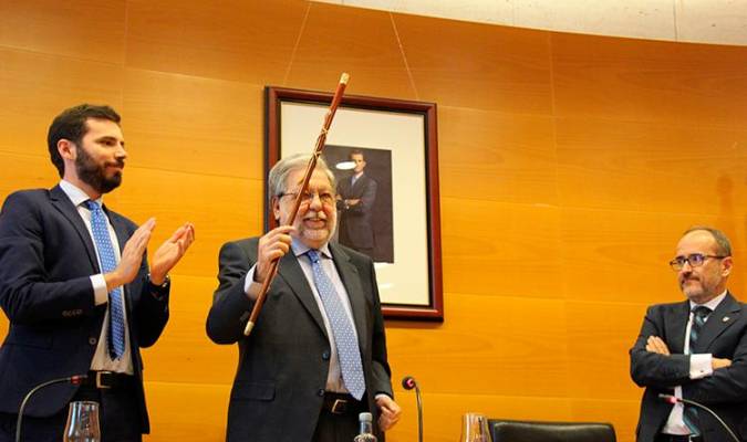 Francisco Toscano toma posesión del bastón de mando tras ser nombrado Alcalde de Dos Hermanas.