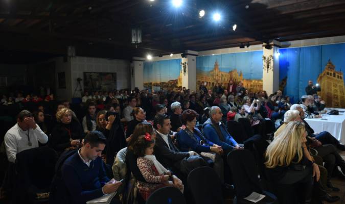 Público asistente al concurso celebrado este jueves en el Salón de Actos del Cortijo Gota de Leche. Foto: Jesús Barrera. 