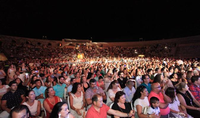 Más de 2.000 personas bailan con Niña Pastori en la Plaza de Toros de Osuna