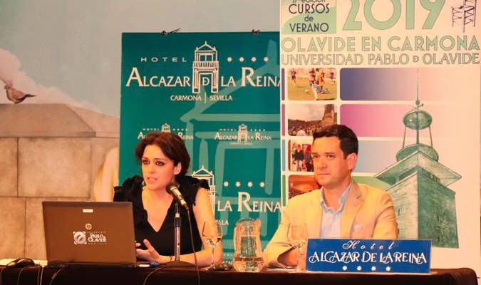 La periodista Alexandra Gil junto al director del curso sobre terrorismo yihadista, Manuel Ricardo Torres.