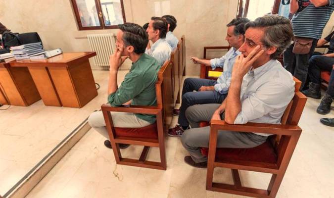 Los hermanos Ruiz-Mateos sentados en el banquillo de los acusados en la sala 2ª de la Audiencia provincial de Palma de Mallorca. / EFE