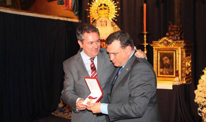 El alcalde de Sevilla, Juan Espadas, hace entrega de la Medalla de la Ciudad a Los Negritos. Fotos: El Correo.