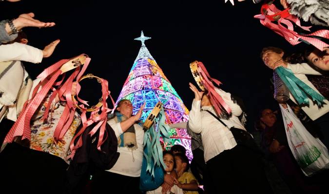 Celebración del estreno del árbol de Navidad en el Polígono Sur. / El Correo