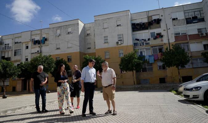 En la imagen, visita de Álvaro Pimentel a la barriada de Las Letanías.