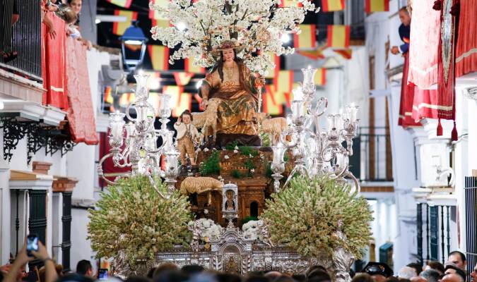 La Pastora de Cantillana sale en procesión triunfal y de gloria en la noche del 8 de septiembre. Foto: Estudio Imagen