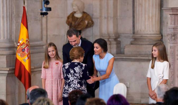 Felipe VI, junto a la reina Letizia, la princesa Leonor y la infanta Sofía, preside el acto de imposición de condecoraciones a ciudadanos de todas las comunidades autónomas. / EFE