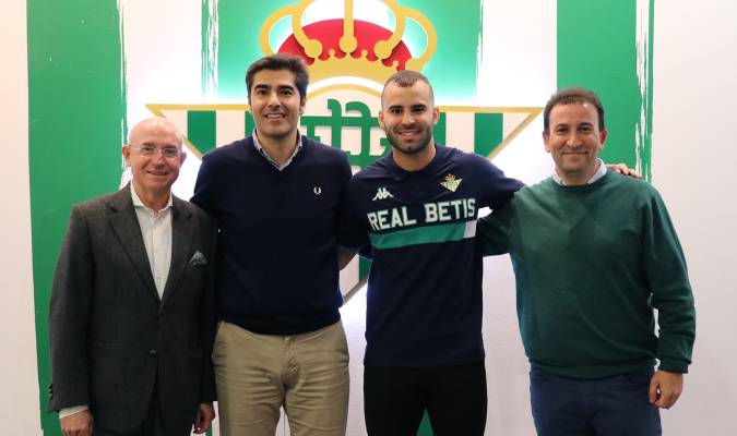 Jesé posa con la camiseta bética junto a Serra Ferrer, Ángel Haro y López Catalán. Foto: @RealBetis