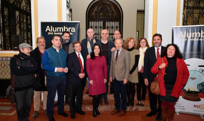 El delegado de Hábitat Urbano, Cultura y Turismo, Antonio Muñoz, con una representación de los principales patrocinadores de Alumbra 2018.