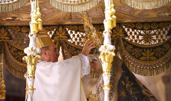 Momento en el que monseñor Asenjo deposita la corona sobre las sienes de la Virgen de los Ángeles. Foto: Jesús Barrera. 