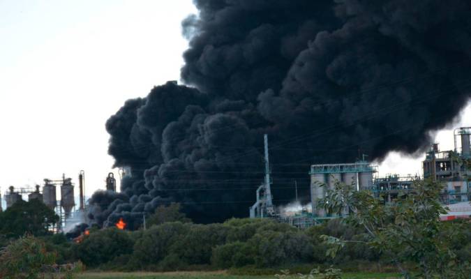 Grave incendio en la planta química de Indorama en Cádiz