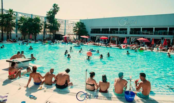 Ocean Sevilla cuenta con una piscina de agua de mar y un restaurante mediterráneo.