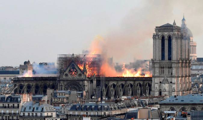 Vista general del incendio de la catedral de Notre Dame este lunes. EFE/IAN LANGSDON