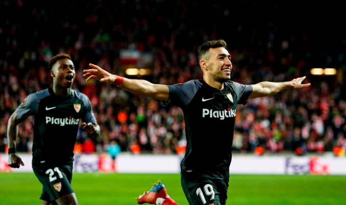 Munir del Sevilla celebra tras anotar el 2-2. EFE/ Martin Divisek