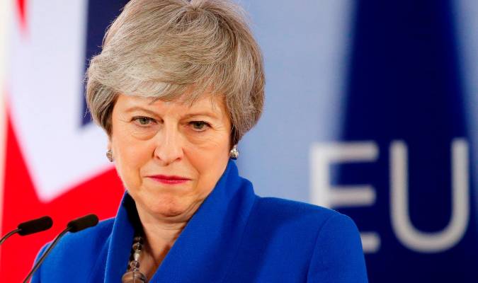 La primera ministra británica, Theresa May, ofrece una rueda de prensa tras una cumbre especial de la UE sobre el Brexit. EFE/ Julien Warnand