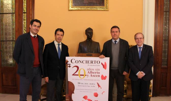 El alcalde en la presentación de este concierto solidario. Foto: El Correo.
