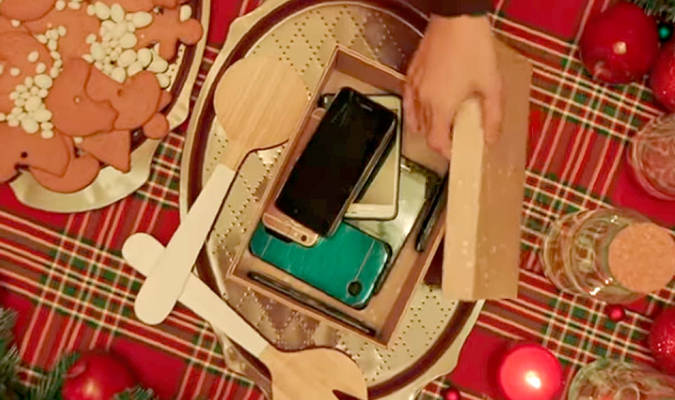 Los móviles, los «otros invitados» en las mesas de Navidad