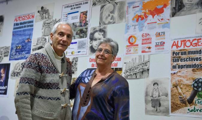Victor Navarro y Ana Solano, en la sede en Sevilla del Movimiento Cultural Cristiano, repleta de carteles, fotos y mensajes de sus campañas. / JESÚS BARRERA