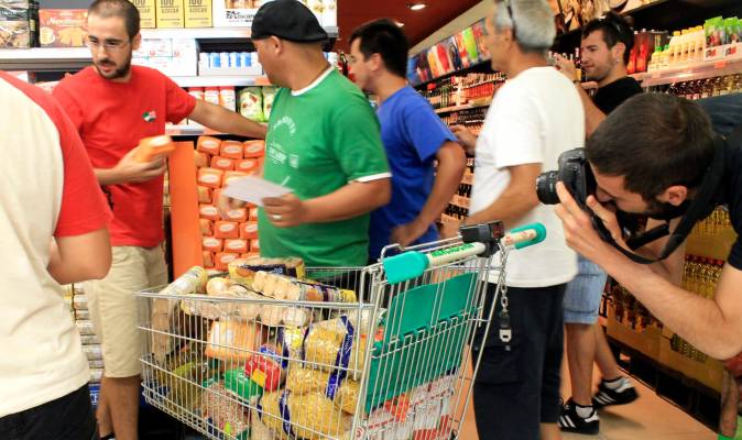 Algunos de los 200 militantes del Sindicato Andaluz de Trabajadores (SAT) que entraron el 7 de agosto de 2012 en un supermercado de Écija (Sevilla). EFE/Manuel Rodriguez