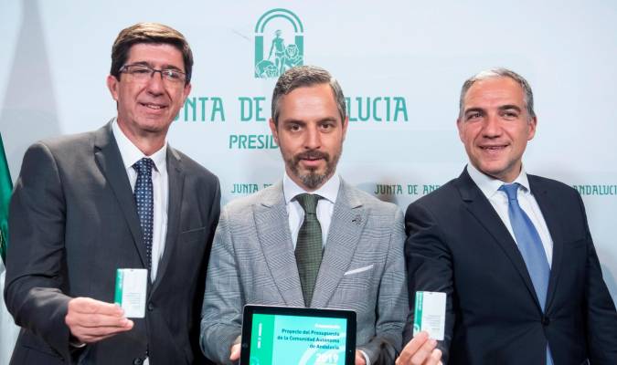 El consejero de Hacienda, Juan Bravo (c), el vicepresidente andaluz, Juan Marín (i), y el consejero de Presidencia, Elias Bendodo (d). EFE/Raúl Caro