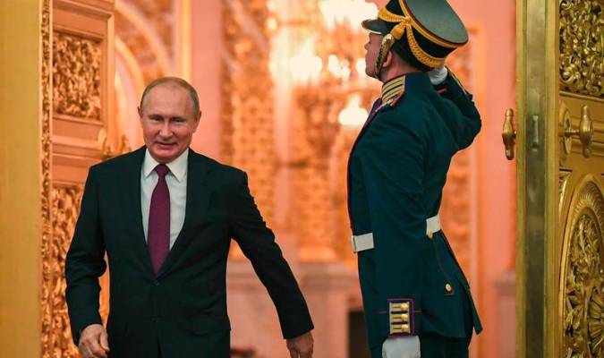 Vladímir Putin a su llegada a la ceremonia de entrega de los premios por el Día de Rusia en el Gran Palacio del Kremlin. / EFE