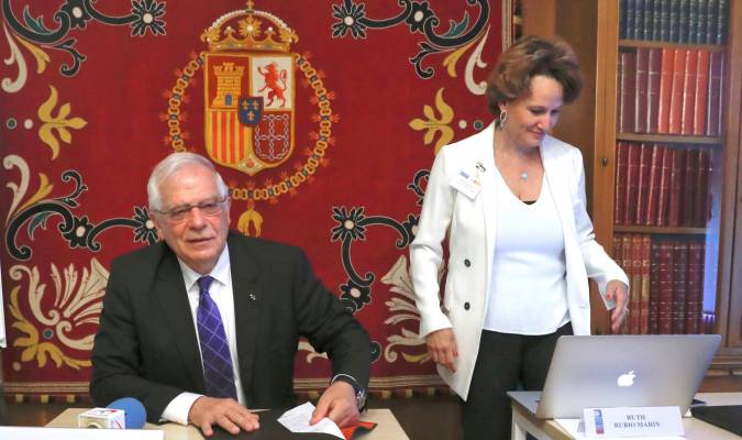 El ministro de Exteriores en funciones, Josep Borrell, junto a la profesora de derecho Constitucional de la Universidad de Sevilla, Ruth Rubio Marín. EFE/ Ballesteros