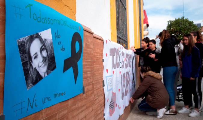 Jóvenes del instituto de la localidad onubense de Zalamea la Real colocan carteles realizados por ellos mismos en repulsa por la muerte de la joven zamorana Laura Luelmo. EFE / Julián Pérez